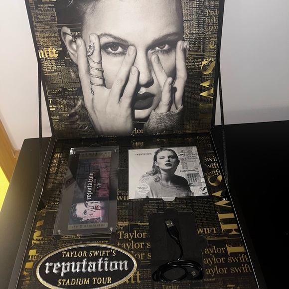 Taylor Swift Reputation Collector's Edition in Black and White - Picture 3 of 3